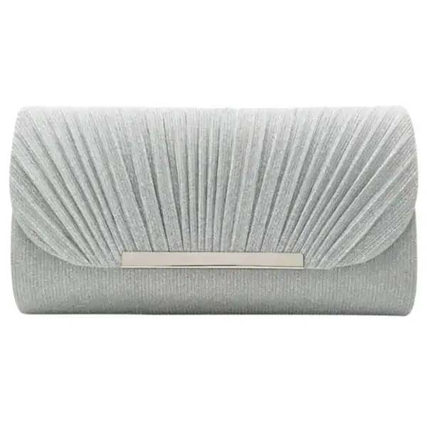 Beige glittrig clutch med plisserad design och metallficka.