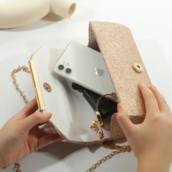 Beige glittrig clutch med guld detaljer och plånboksfunktion.
