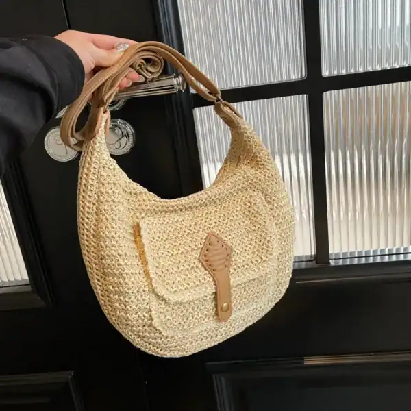 Beige halvmånsväska i rörsnitt, lätt och trendig för sommar.