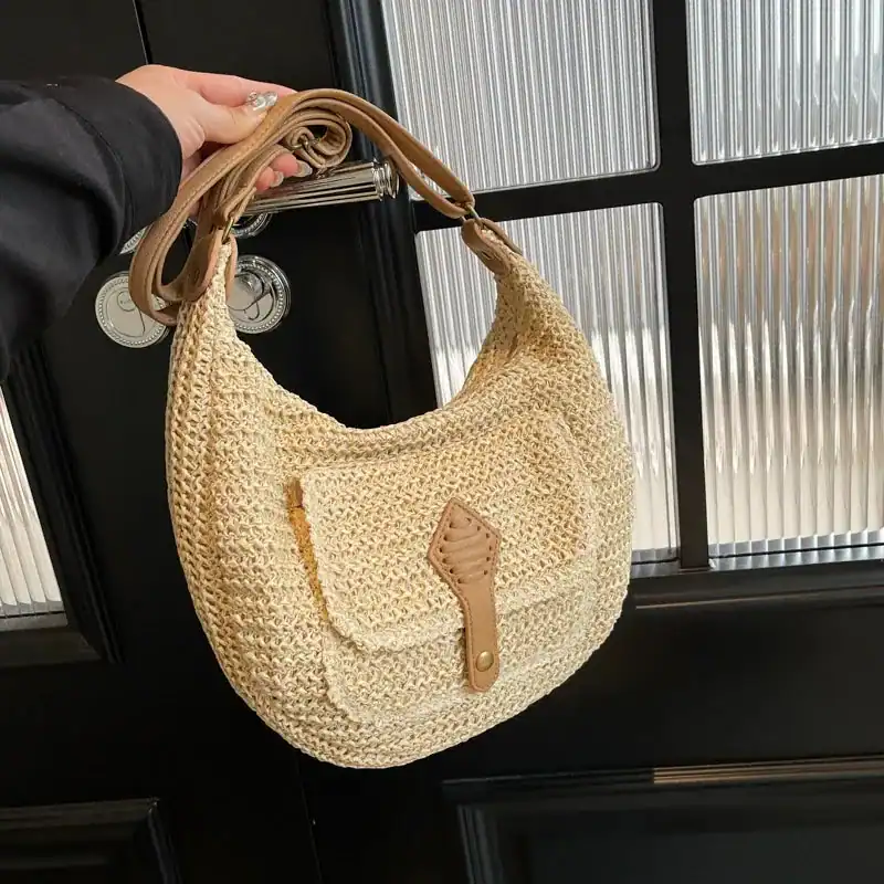 Beige halvmånsväska i rörsnitt, lätt och trendig för sommar.
