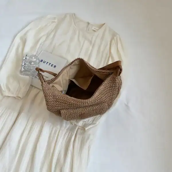 Beige halvmånsväska i rödstrå, ideal för sommar och dagliga utgångar.