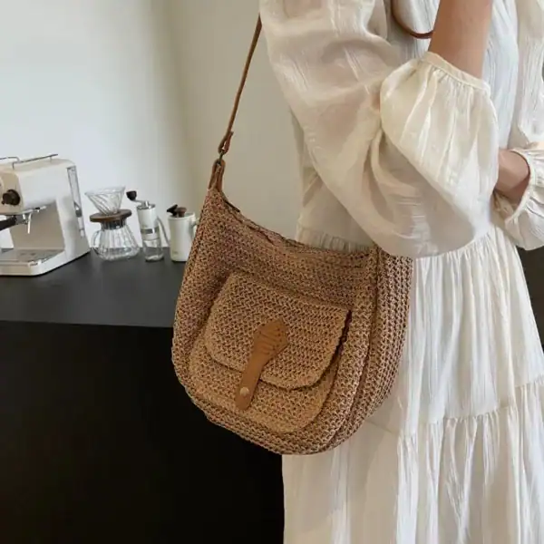 Beige halvmånsväska i rör, lätt och trendig för sommar.