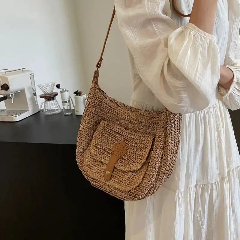 Beige halvmånsväska i rör, lätt och trendig för sommar.