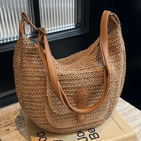 Beige halvmånsväska i rörsnitt, lämplig för sommar och strand.