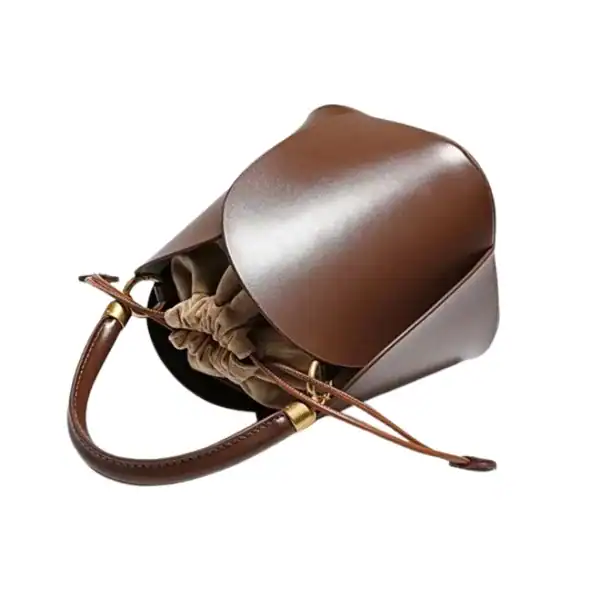 Beige hinkväska med hjärthängen, läder, elegant design, handgjord axelväska.