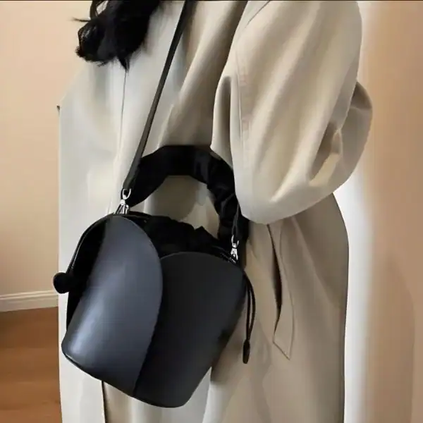 Beige hinkväska med hjärthängen, trendig axelväska för kvinnor.