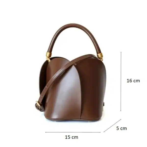 Beige hinkväska med hjärthängen, läder, handväska, axelväska, storlek 16 cm.
