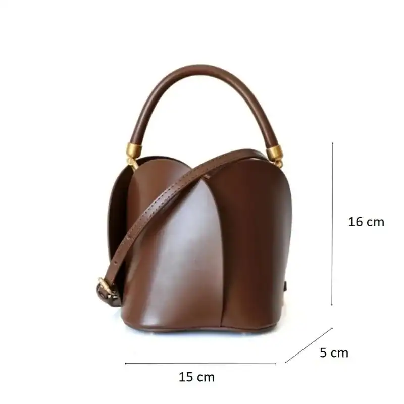 Beige hinkväska med hjärthängen, läder, handväska, axelväska, storlek 16 cm.