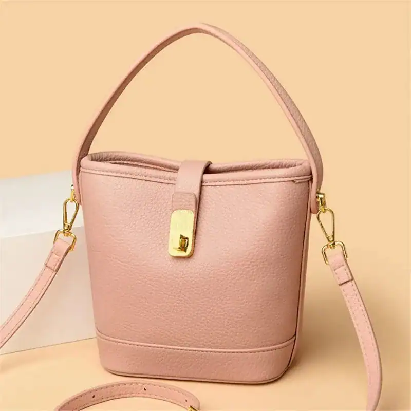 Beige hinkväska med lås, elegant handväskor för dam, läderliknande material.