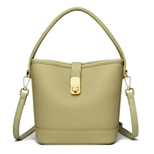 Beige hinkväska med lås, axelväska i läderlook, handväska med axelrem.