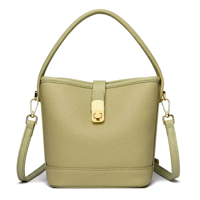 Beige hinkväska med lås, axelväska i läderlook, handväska med axelrem.