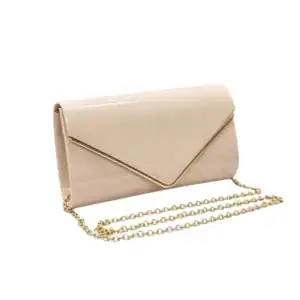 Beige kuvertclutch med kedja, elegant och perfekt för kvällsklänning.