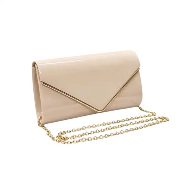 Beige kuvertclutch med kedja, elegant och perfekt för kvällsklänning.
