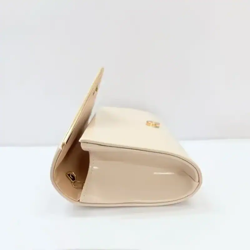 Beige kuvertclutch med kedja och glansig yta.