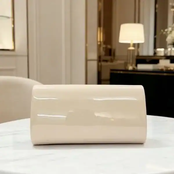 Beige kuvertclutch med kedja, elegant design, perfekt för kvällsutflykter.