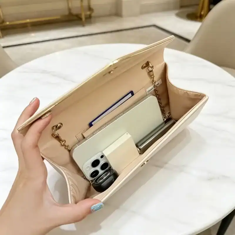 Beige kuvertclutch med kedja, innehåller mobil och kortfack, elegant axelväska.