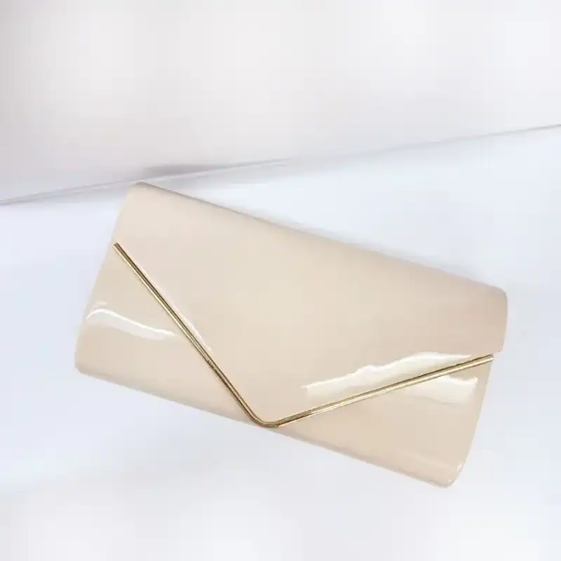 Beige kuvertclutch med kedja, elegant och minimalistisk design.