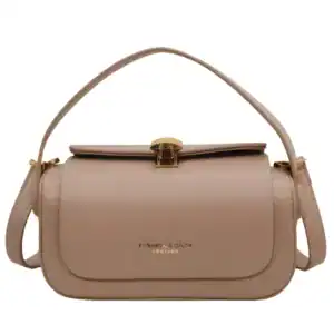 Beige liten crossbody axelväska med guldaktig snäppa och axelrem.