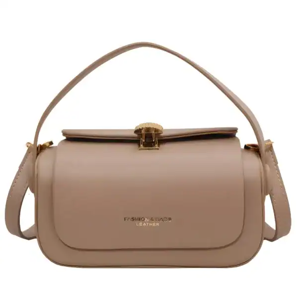 Beige liten crossbody axelväska med guldaktig snäppa och axelrem.
