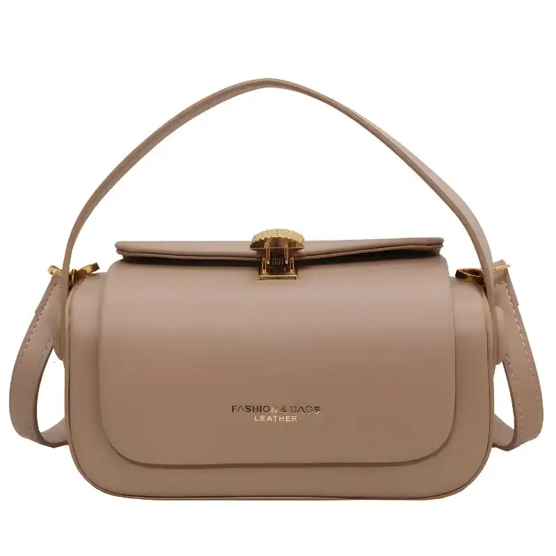 Beige liten crossbody axelväska med guldaktig snäppa och axelrem.