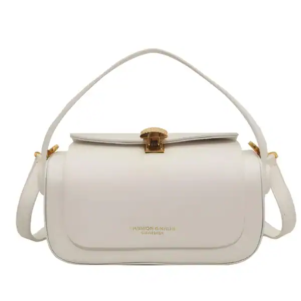 Beige liten crossbody axelväska med guldaccent och handtag.