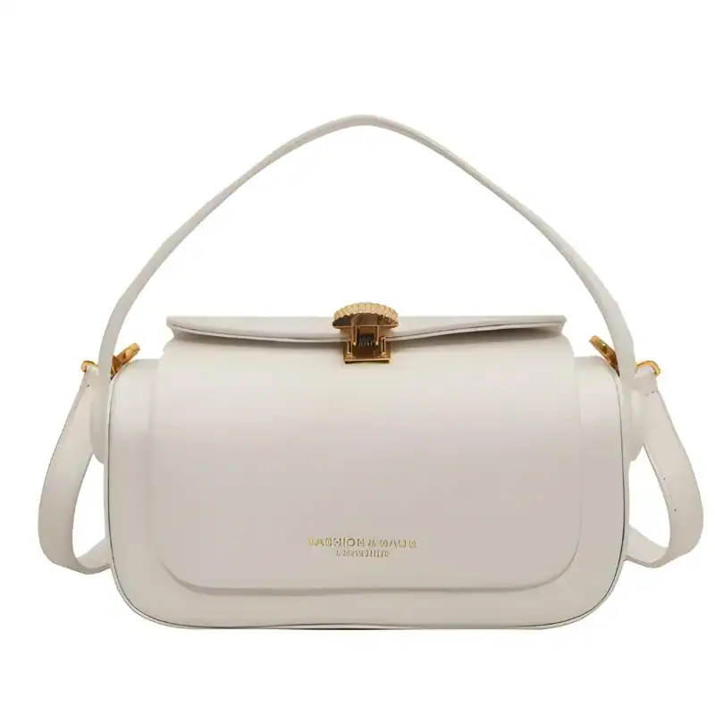 Beige liten crossbody axelväska med guldaccent och handtag.