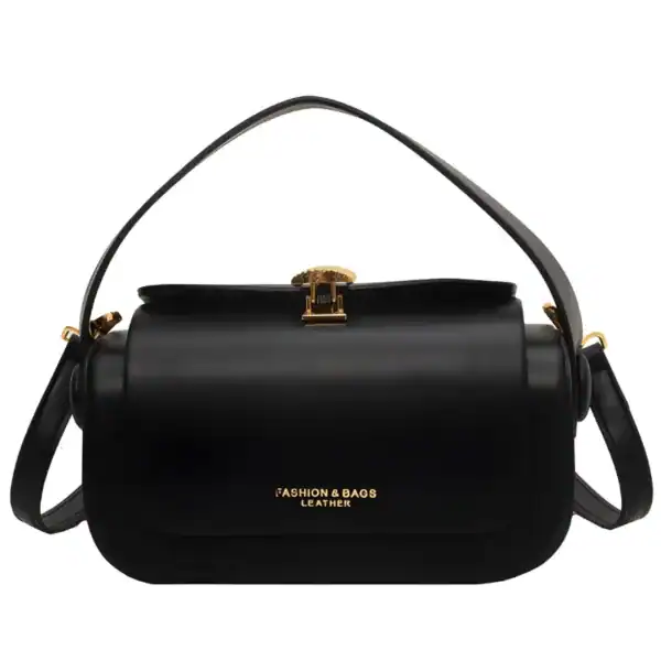 Svart liten crossbody axelväska med guldaccent och handtag.