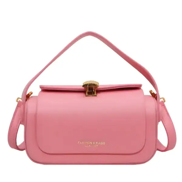 Beige liten crossbody axelväska i rosa, med guldaccent och skuldras rem.