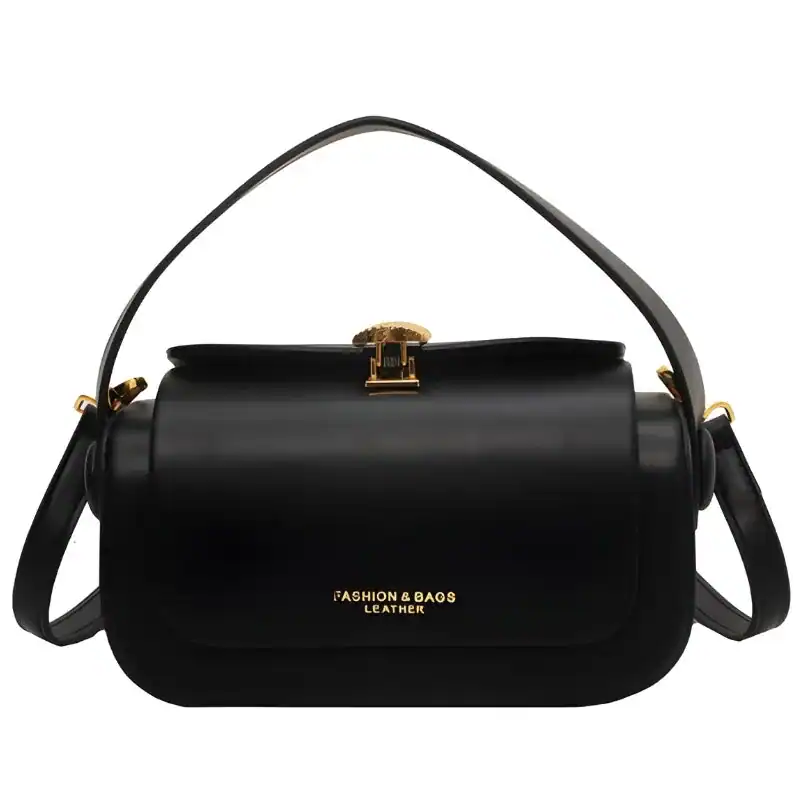 Svart liten crossbody axelväska med guldaccent och handtag.