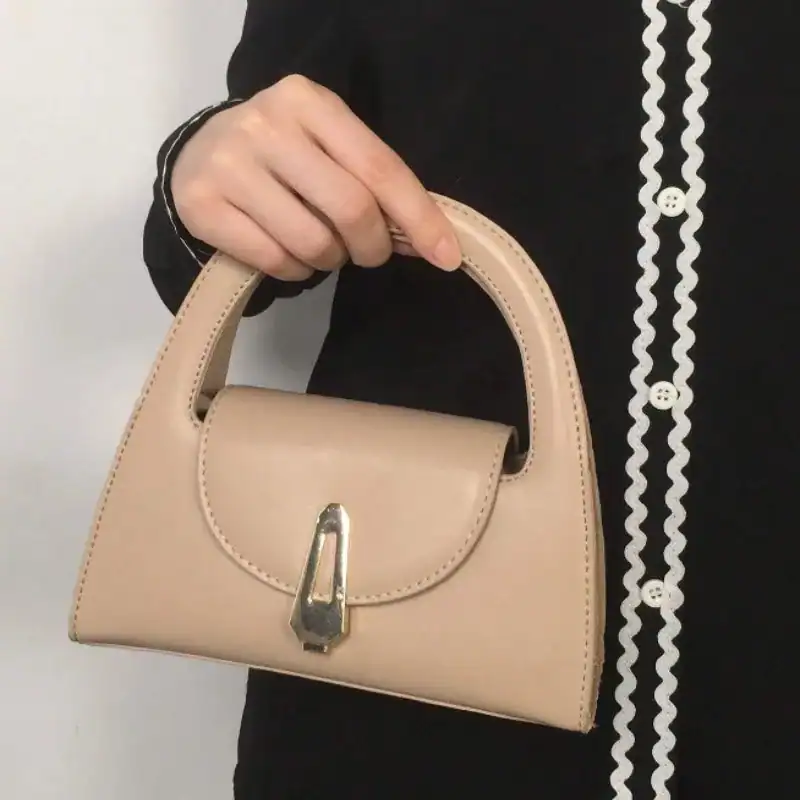 Beige liten handväska med handtag och metallklick, modeaccessoarer för kvinnor.
