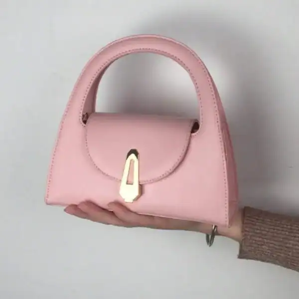 Beige liten handväska med handtag, eleganta damhandväska i pastellrosa.