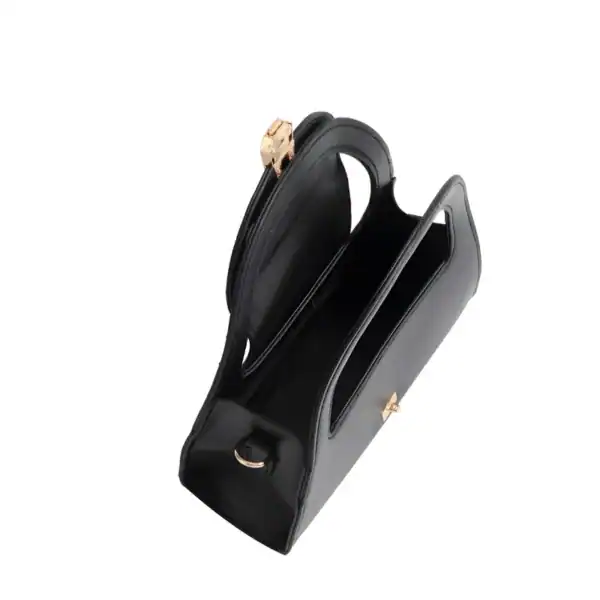 Svart liten handväska med handtag och guldaktig metall.