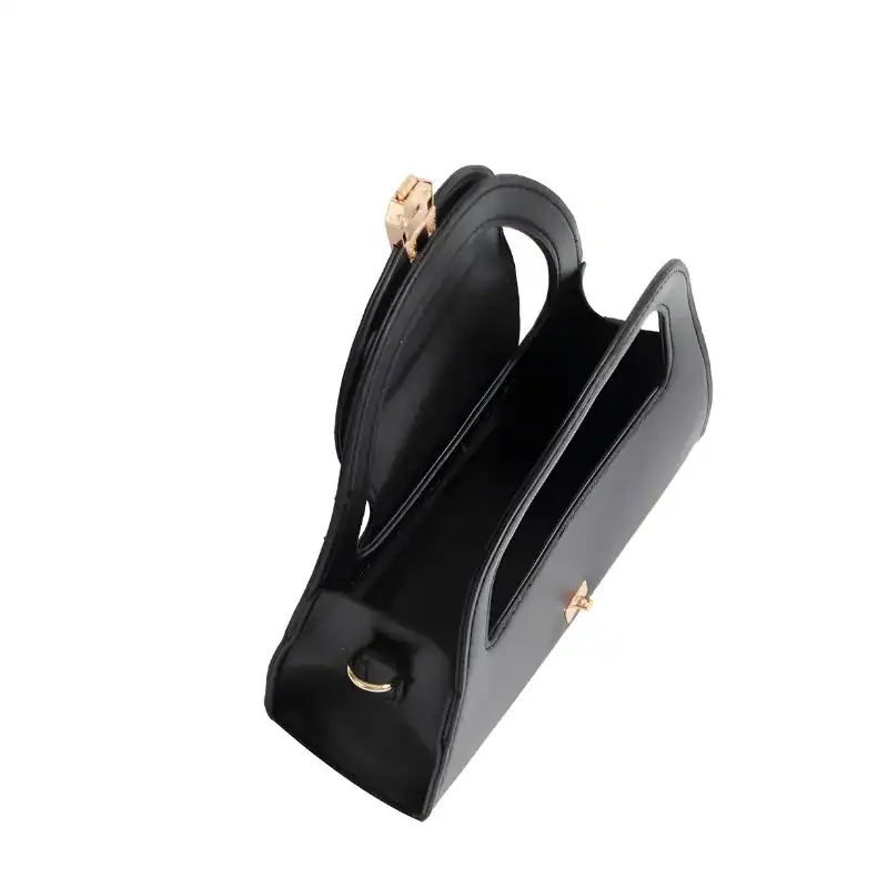 Svart liten handväska med handtag och guldaktig metall.