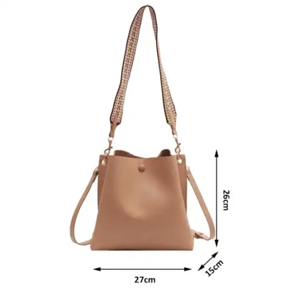 Beige liten hinkväska med mönstrad axelrem, 26x27x15 cm.