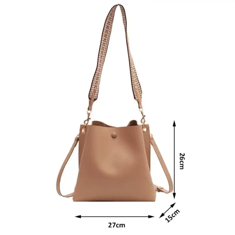 Beige liten hinkväska med mönstrad axelrem, 26x27x15 cm.