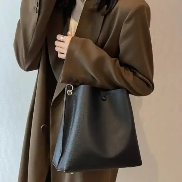 Beige liten hinkväska i svart läder, modeväskor för kvinnor, elegant axelväska.