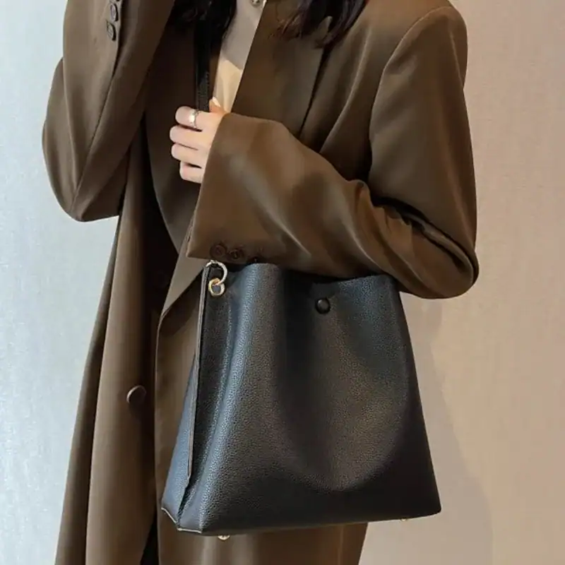 Beige liten hinkväska i svart läder, modeväskor för kvinnor, elegant axelväska.