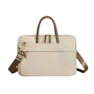 Beige nylon datorväska med bruna handtag och axelrem.