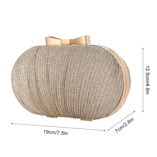 Beige oval clutch med gyllene båge och glittrig textur.