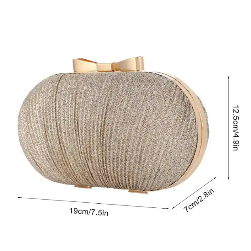 Beige oval clutch med gyllene båge och glittrig textur.