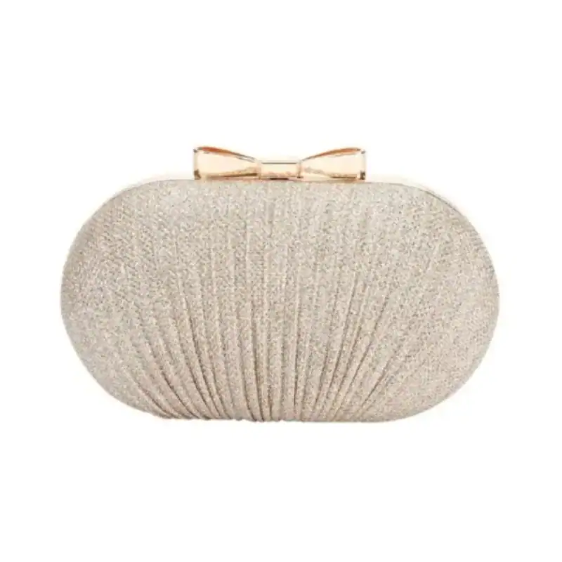 Beige oval clutch med gyllene bukett och glittrig textur.
