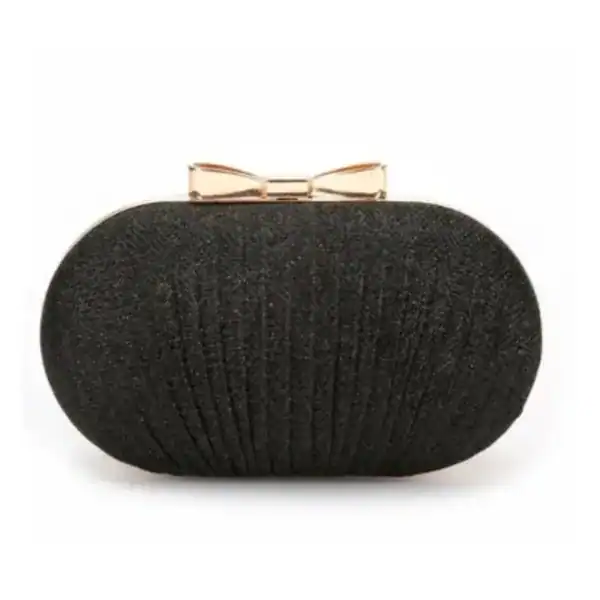 Svart oval clutch med guldaktig båge, elegant kvällsaxelväska.