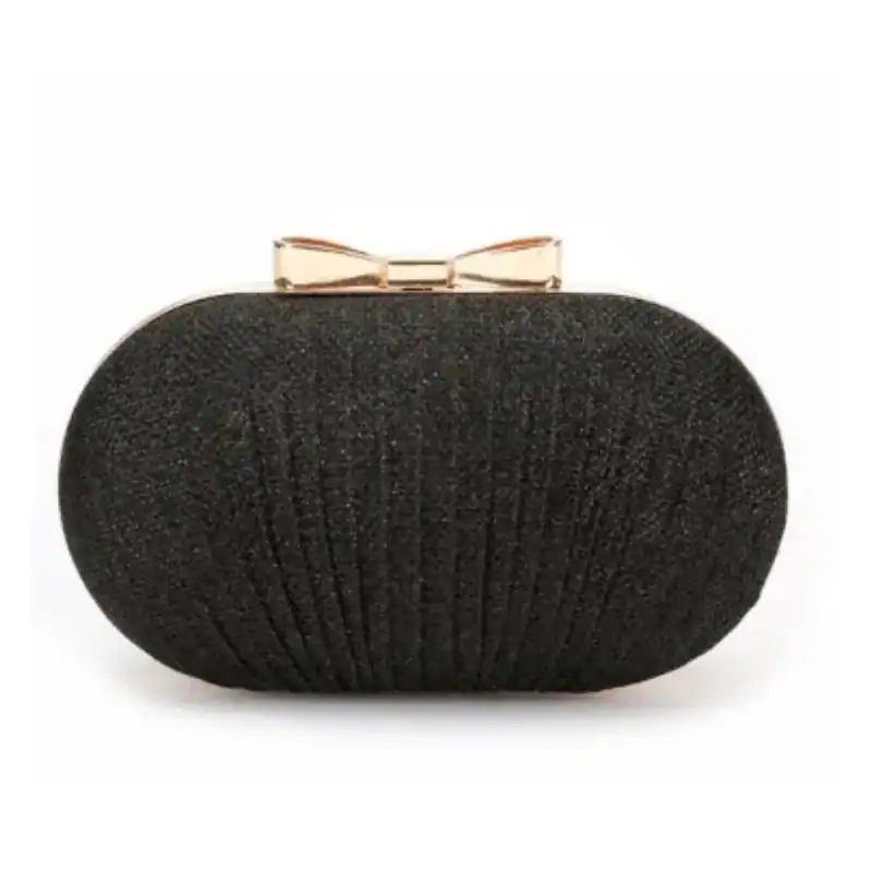 Svart oval clutch med guldaktig båge, elegant kvällsaxelväska.