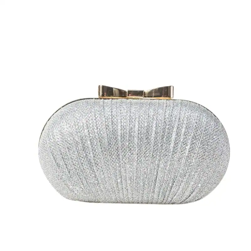 Oval silverglittrig clutch med guldfärgad rosettknäppning.