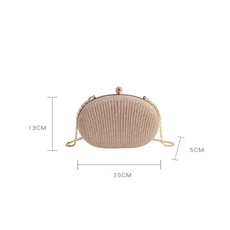 Beige oval festclutch med gyllene kedja och glittrande yta.