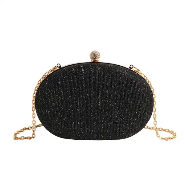 Svart oval festclutch med glittrande yta och guld kedja.