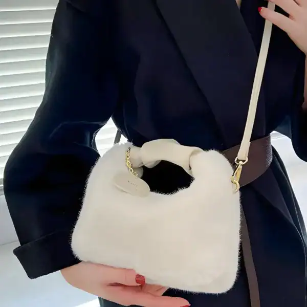 Beige pälsväska med handtag, modell för dam, trendig axelväska i pälsliknande material.