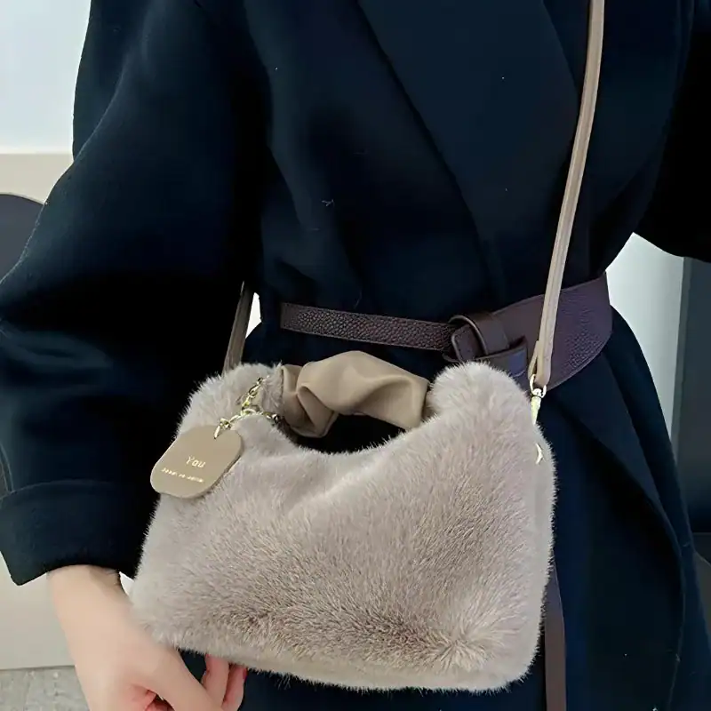 Beige pälsväska med handtag, axelväska i päls, modeaccessoarer för kvinnor.