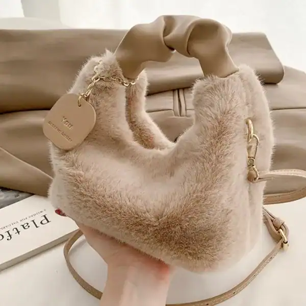 Beige pälsväska med handtag och pälsdetaljer, trendig axelväska för kvinnor.