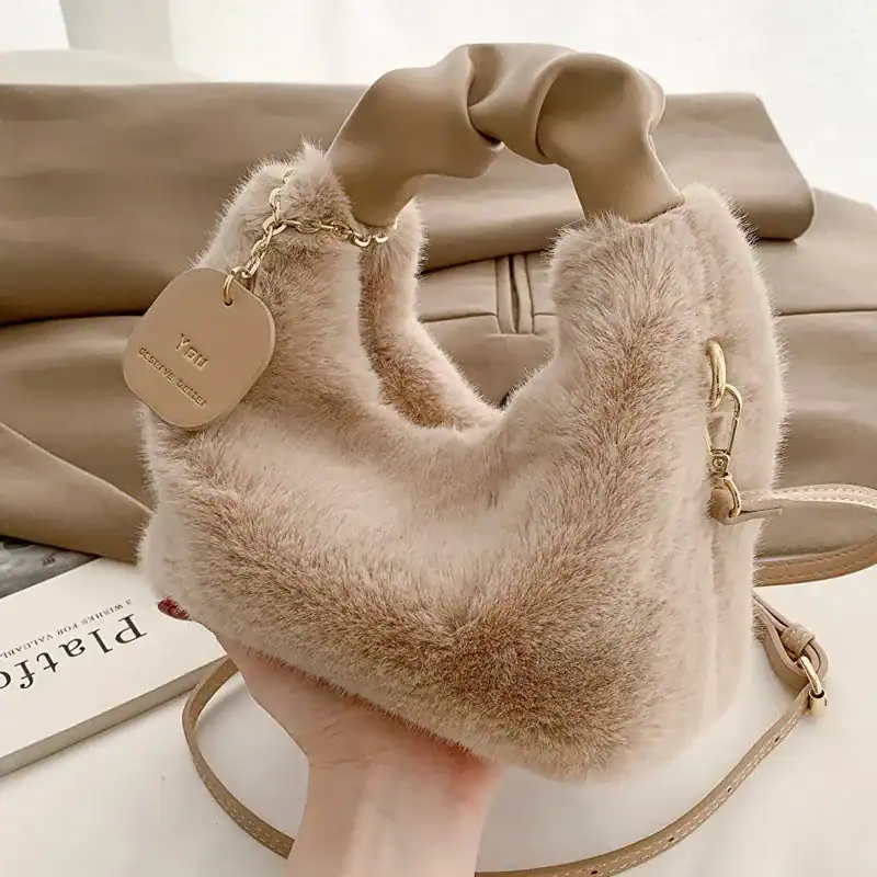 Beige pälsväska med handtag och pälsdetaljer, trendig axelväska för kvinnor.